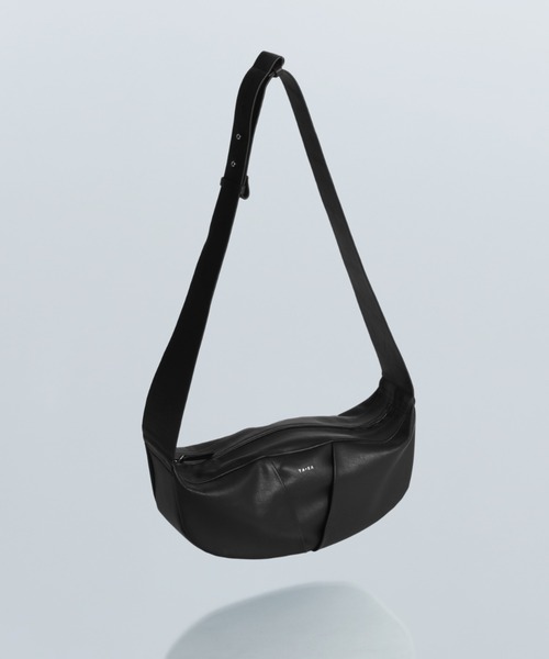 YArKA（ヤーカ）の「【YArKA/ヤーカ】real leather big tuck design body bag [tdht4] / リアルレザータックデザインボディバッグ（ボディバッグ/ウエストポーチ・レディース・ブラック・FREE）」の2枚目の写真