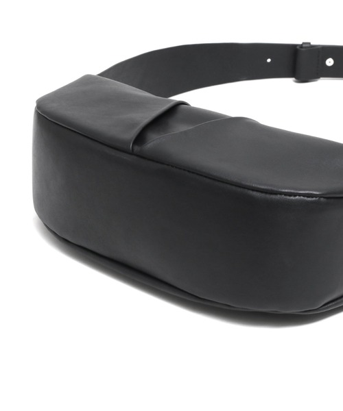 YArKA（ヤーカ）の「【YArKA/ヤーカ】real leather big tuck design body bag [tdht4] / リアルレザータックデザインボディバッグ（ボディバッグ/ウエストポーチ・レディース・ブラック・FREE）」の6枚目の写真