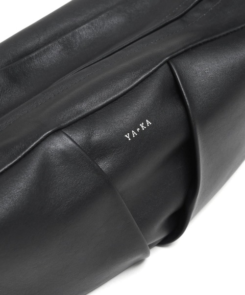 YArKA（ヤーカ）の「【YArKA/ヤーカ】real leather big tuck design body bag [tdht4] / リアルレザータックデザインボディバッグ（ボディバッグ/ウエストポーチ・レディース・ブラック・FREE）」の8枚目の写真