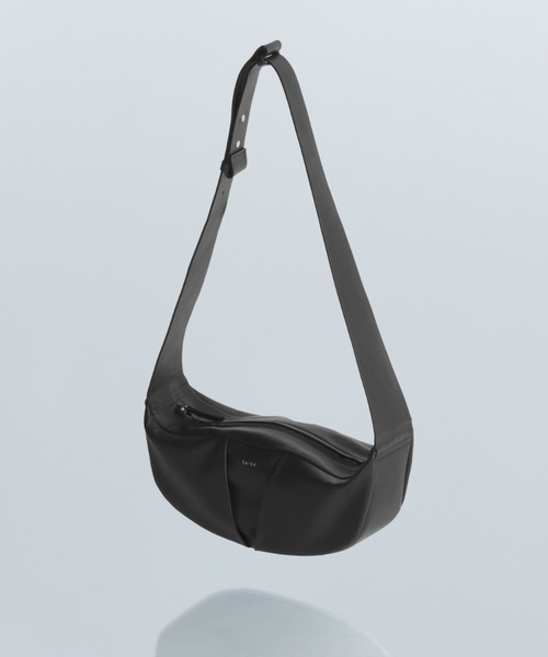 YArKA（ヤーカ）の「【YArKA/ヤーカ】real leather big tuck design body bag [tdht4] / リアルレザータックデザインボディバッグ（ボディバッグ/ウエストポーチ・レディース・ブラック・FREE）」の11枚目の写真
