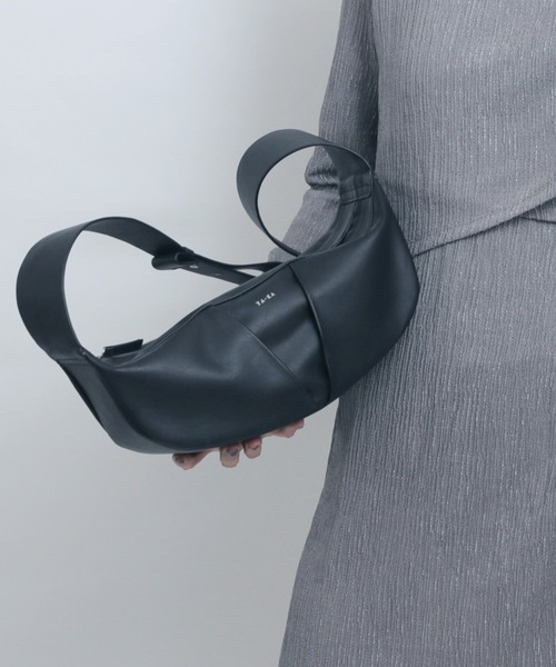 YArKA（ヤーカ）の「【YArKA/ヤーカ】real leather big tuck design body bag [tdht4] / リアルレザータックデザインボディバッグ（ボディバッグ/ウエストポーチ・レディース・ブラック・FREE）」の14枚目の写真