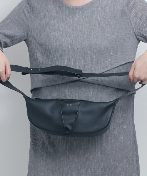YArKA（ヤーカ）の「【YArKA/ヤーカ】real leather big tuck design body bag [tdht4] / リアルレザータックデザインボディバッグ（ボディバッグ/ウエストポーチ・レディース・ブラック・FREE）」の15枚目の写真
