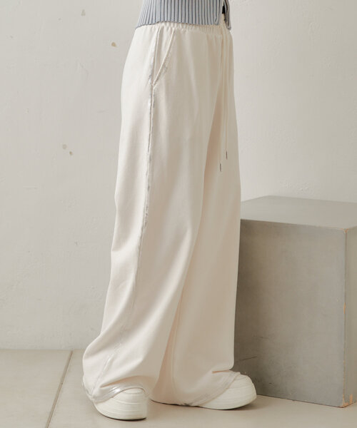 Chico(チコ)の「箔プリントワイドスウェットパンツ(その他パンツ・レディース・ホワイト/グレー/チャコールグレー・FREE)」の3枚目の写真