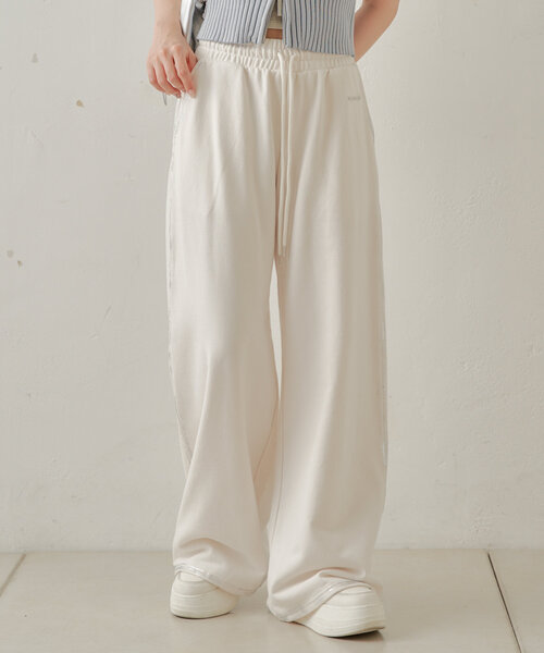 新品❤️アルチビオ❤️ホワイト ロゴプリント スリムフィットパンツ 新品❤️アルチビオ❤️ホワイト ロゴプリント スリムフィットパンツ