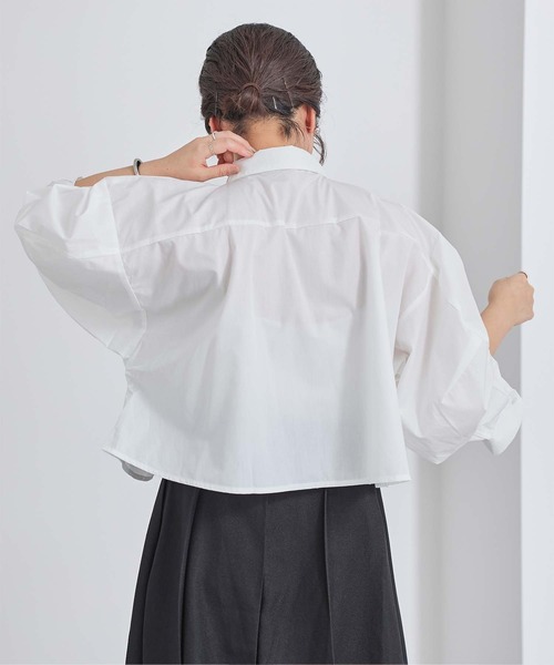 litmus Her Praha ギャザー入りホワイトシャツ セール】クロップドギャザーフォルムシャツ（シャツ/ブラウス