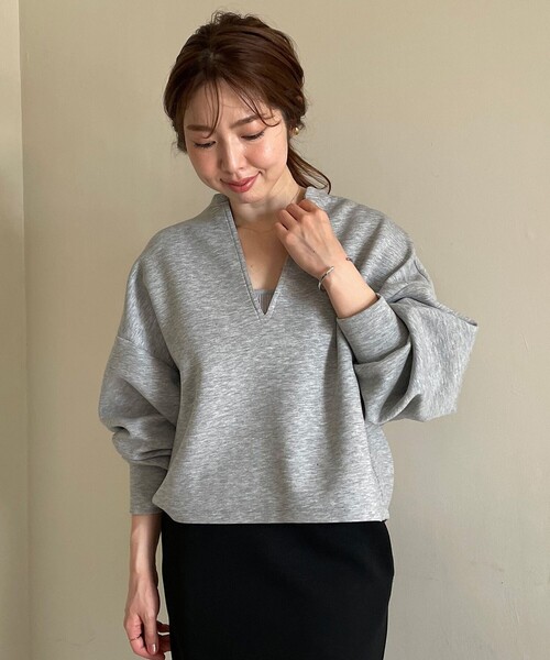 UNFILO（アンフィーロ）の「BEAUTY FORM JERSEY キーネックプルオーバー（スウェット・レディース・アイボリー系/グレー系/ライトグレー系/ピンク系/ブラック系/イエロー系・X-LARGE）」の3枚目の写真