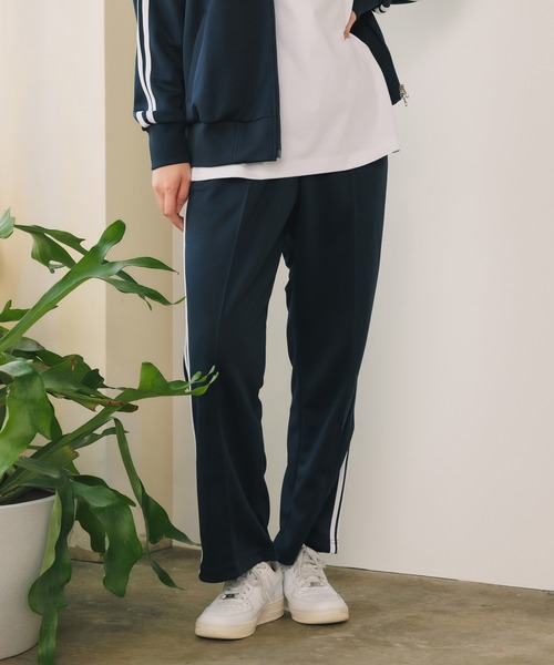 United Athle（ユナイテッドアスレ）の「【UNITED ATHLE】7.0オンス スムース サイドライン トラックパンツ ラインパンツ ユニセックス 2026年春夏（スウェットパンツ・メンズ・サックスブルー/サンドベージュ/ブラック×ホワイト/グレー/ブラック×ブラック/ブラック×ゴールド/ネイビー×ホワイト・M/S/L/XL）」の7枚目の写真