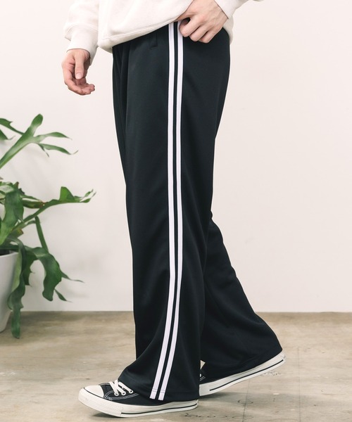 United Athle（ユナイテッドアスレ）の「【UNITED ATHLE】7.0オンス スムース サイドライン トラックパンツ ラインパンツ ユニセックス 2026年春夏（スウェットパンツ・メンズ・サックスブルー/サンドベージュ/ブラック×ホワイト/グレー/ブラック×ブラック/ブラック×ゴールド/ネイビー×ホワイト・M/S/L/XL）」の2枚目の写真