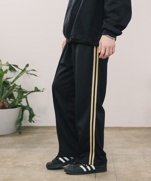 United Athle（ユナイテッドアスレ）の「【UNITED ATHLE】7.0オンス スムース サイドライン トラックパンツ ラインパンツ ユニセックス 2026年春夏（スウェットパンツ・メンズ・サックスブルー/サンドベージュ/ブラック×ホワイト/グレー/ブラック×ブラック/ブラック×ゴールド/ネイビー×ホワイト・M/S/L/XL）」の3枚目の写真