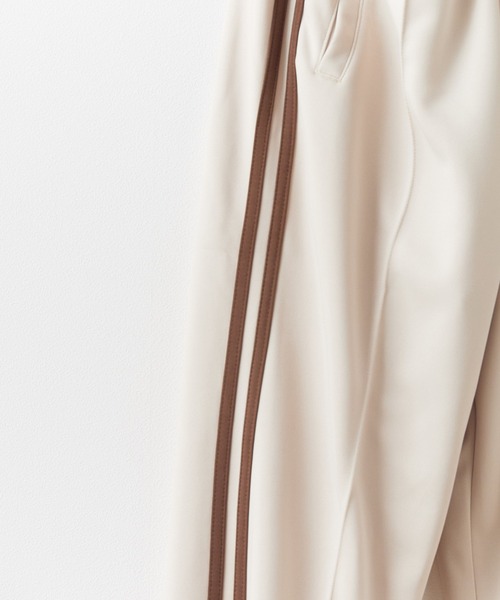 United Athle（ユナイテッドアスレ）の「【UNITED ATHLE】7.0オンス スムース サイドライン トラックパンツ ラインパンツ ユニセックス 2026年春夏（スウェットパンツ・メンズ・サックスブルー/サンドベージュ/ブラック×ホワイト/グレー/ブラック×ブラック/ブラック×ゴールド/ネイビー×ホワイト・M/S/L/XL）」の19枚目の写真