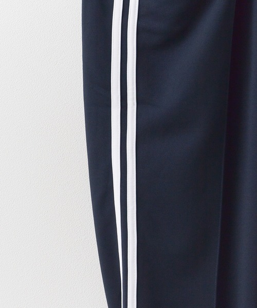 United Athle（ユナイテッドアスレ）の「【UNITED ATHLE】7.0オンス スムース サイドライン トラックパンツ ラインパンツ ユニセックス 2026年春夏（スウェットパンツ・メンズ・サックスブルー/サンドベージュ/ブラック×ホワイト/グレー/ブラック×ブラック/ブラック×ゴールド/ネイビー×ホワイト・M/S/L/XL）」の21枚目の写真