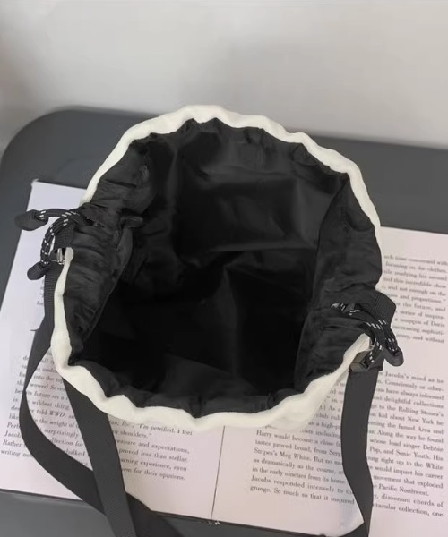 CELENA BEATS（セレナビーツ）の「巾着ショルダーバック（ショルダーバッグ・メンズ・ホワイト/ブラック/カーキ・FREE）」の4枚目の写真