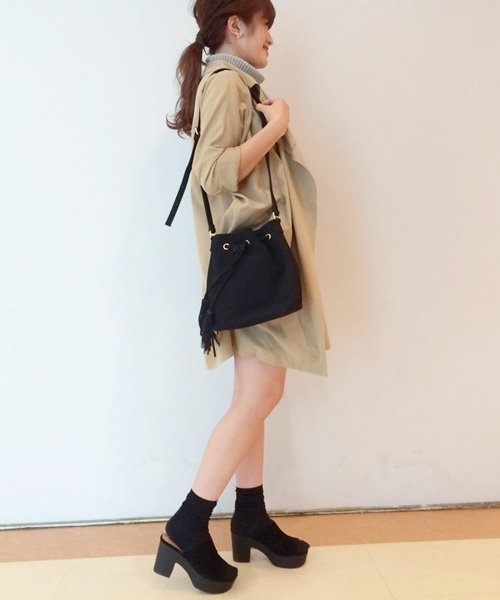 Chico（チコ）の「タッセル巾着型ショルダーバック（ショルダーバッグ・レディース・ブラック/ベージュ・FREE）」の5枚目の写真