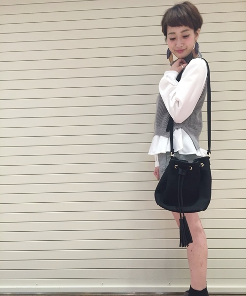 Chico（チコ）の「タッセル巾着型ショルダーバック（ショルダーバッグ・レディース・ブラック/ベージュ・FREE）」の7枚目の写真