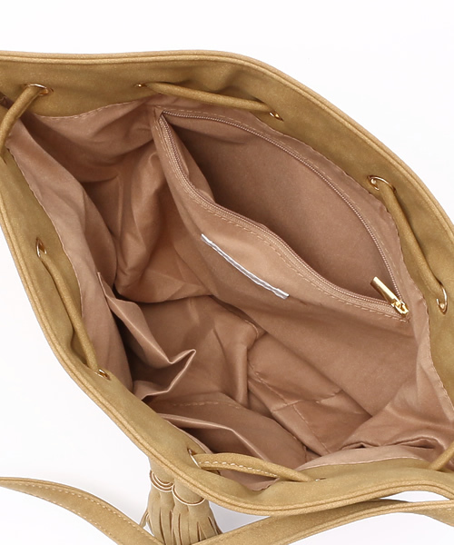 Chico（チコ）の「タッセル巾着型ショルダーバック（ショルダーバッグ・レディース・ブラック/ベージュ・FREE）」の4枚目の写真