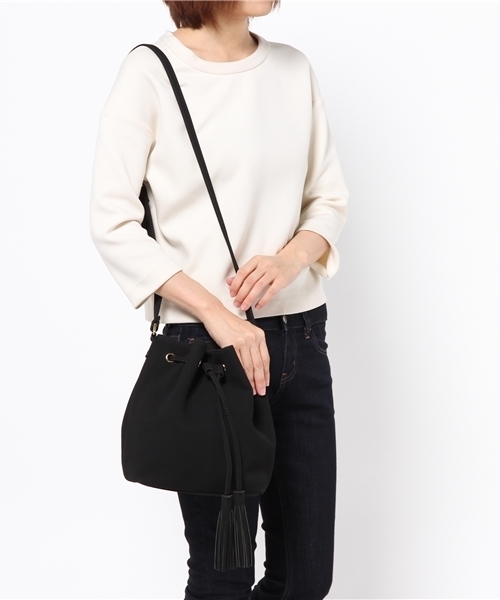 Chico（チコ）の「タッセル巾着型ショルダーバック（ショルダーバッグ・レディース・ブラック/ベージュ・FREE）」の3枚目の写真