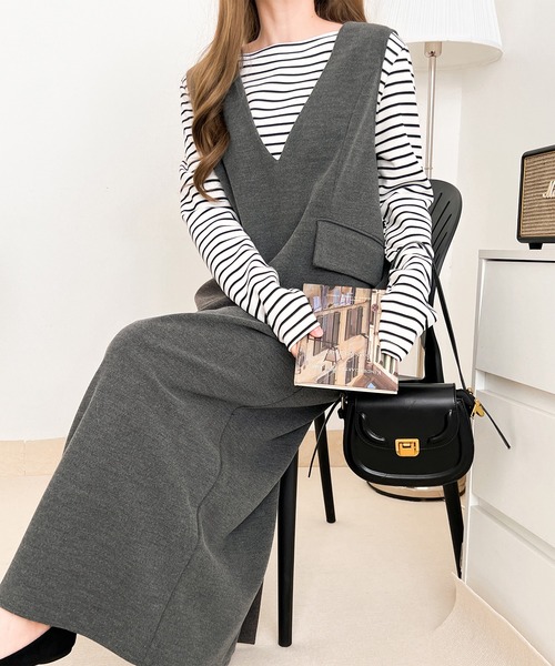 by LEGNA(バイレグナ)の「上品さがポイント フラップ付き深Vネックジャンパースカート(ジャンパースカート・レディース・杢グレー/ベージュ/ブラウン/ブラック・SMALL/LARGE/MEDIUM)」の3枚目の写真