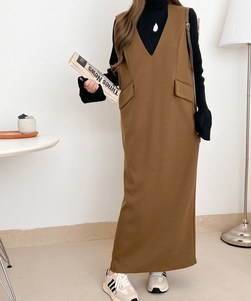 by LEGNA(バイレグナ)の「上品さがポイント フラップ付き深Vネックジャンパースカート(ジャンパースカート・レディース・杢グレー/ベージュ/ブラウン/ブラック・SMALL/LARGE/MEDIUM)」の1枚目の写真