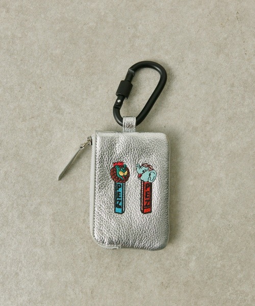 ear PAPILLONNER（イアパピヨネ）の「【PEZ(ペッツ) ×ear】《牛革》カラビナ付きパス＆キーケース（キーケース/キーアクセサリー・レディース・グレイッシュベージュ/ブラック/ブルー/ブラック系その他/ネイビー/シルバー・FREE）」の7枚目の写真