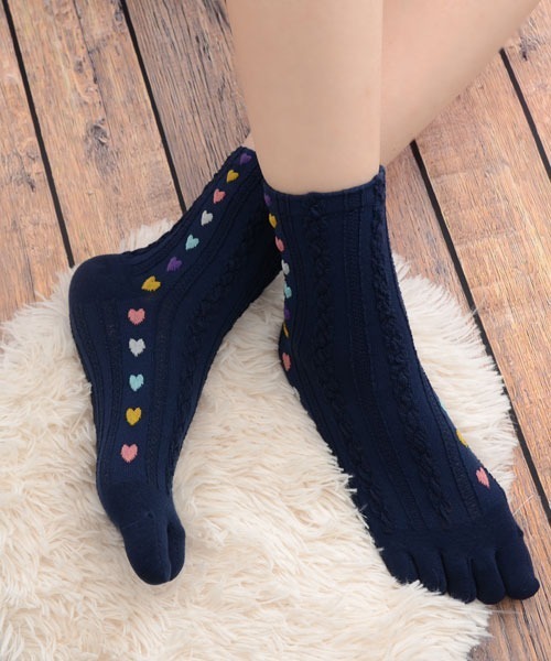 VIBGYOR Women（ヴィブジョー　ウィメン）の「【float】5本指 サイド カラフル ハート ケーブル デザイン クルー丈 ソックス（ソックス/靴下・レディース・ホワイト/グレー/アイボリー/ブラック/ネイビー・FREE）」の5枚目の写真