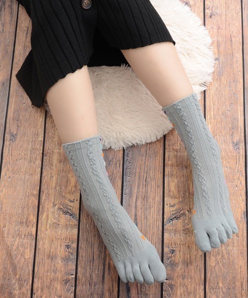 VIBGYOR Women（ヴィブジョー　ウィメン）の「【float】5本指 サイド カラフル ハート ケーブル デザイン クルー丈 ソックス（ソックス/靴下・レディース・ホワイト/グレー/アイボリー/ブラック/ネイビー・FREE）」の4枚目の写真