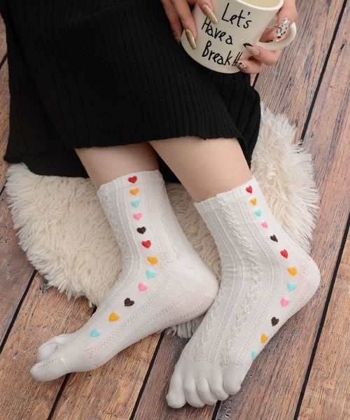 VIBGYOR Women（ヴィブジョー　ウィメン）の「【float】5本指 サイド カラフル ハート ケーブル デザイン クルー丈 ソックス（ソックス/靴下・レディース・ホワイト/グレー/アイボリー/ブラック/ネイビー・FREE）」の2枚目の写真