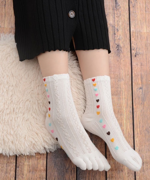 VIBGYOR Women（ヴィブジョー　ウィメン）の「【float】5本指 サイド カラフル ハート ケーブル デザイン クルー丈 ソックス（ソックス/靴下・レディース・ホワイト/グレー/アイボリー/ブラック/ネイビー・FREE）」の6枚目の写真