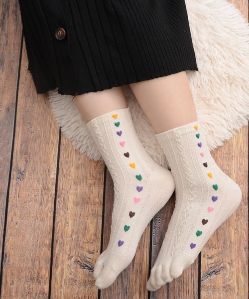 VIBGYOR Women（ヴィブジョー　ウィメン）の「【float】5本指 サイド カラフル ハート ケーブル デザイン クルー丈 ソックス（ソックス/靴下・レディース・ホワイト/グレー/アイボリー/ブラック/ネイビー・FREE）」の7枚目の写真