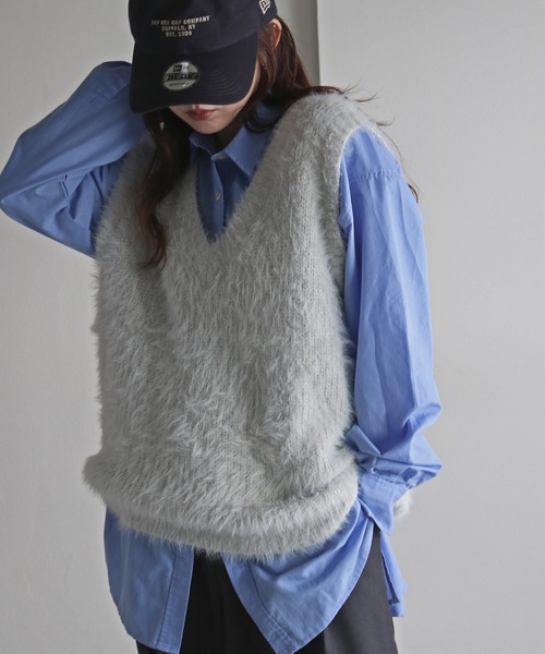 COURO（コウロ）の「バルキーフェザーニットベスト（ベスト・レディース・ブラック/杢グレー/グレイッシュベージュ/アイボリー・M）」の4枚目の写真