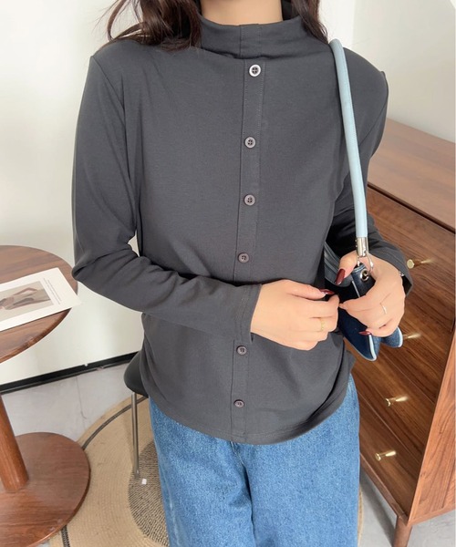 aimoha(アイモハ)の「ハイネックフェイクボタントップス (AW)(Tシャツ/カットソー・レディース・ホワイト/ワインレッド/ブラック/チョコ/カーキ/グレー・FREE)」の1枚目の写真