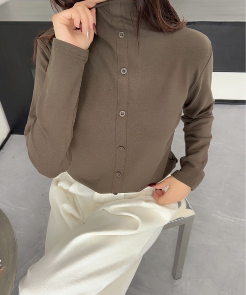aimoha(アイモハ)の「ハイネックフェイクボタントップス (AW)(Tシャツ/カットソー・レディース・ホワイト/ワインレッド/ブラック/チョコ/カーキ/グレー・FREE)」の12枚目の写真