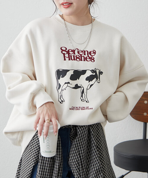 continuer de NICE CLAUP(コンティニューデナイスクラップ)の「牛&ロゴ刺繍BIG裏起毛プルオーバー(スウェット・レディース・グレー/ネイビー/アイボリー・FREE)」の1枚目の写真