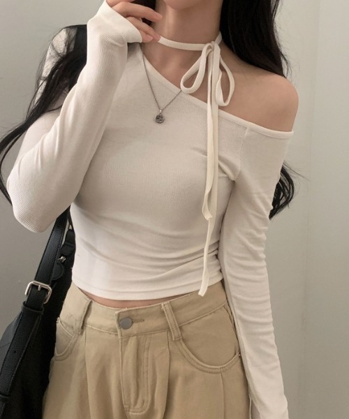 Teem Store(チームストア)の「リボンチョーカー付 ワンショルダーショートピチロンT(Tシャツ/カットソー・レディース・ブラック/ホワイト/ピンク・F)」の4枚目の写真