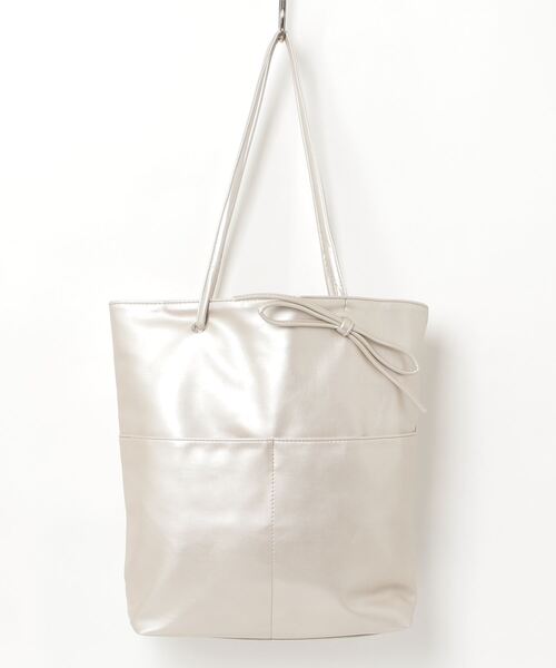 Per sist ence（パーシエンス）の「【25SS/リニューアルして登場！】フェイクレザーリボン付きA4トート（トートバッグ・レディース・シルバー/アイボリー/ブラック/シャンパン・FREE）」の4枚目の写真