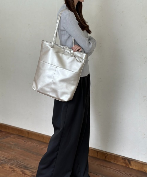 Per sist ence（パーシエンス）の「【25SS/リニューアルして登場！】フェイクレザーリボン付きA4トート（トートバッグ・レディース・シルバー/アイボリー/ブラック/シャンパン・FREE）」の16枚目の写真
