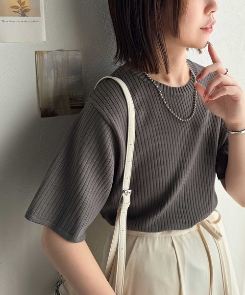 classicalelf(クラシカルエルフ)の「秋を先取り☆上品に華奢魅せできる着映えトップス。シンプルライトリブニットカットソー(半袖)(長袖)(Tシャツ/カットソー・レディース・ブルー/ベージュ/グレイッシュベージュ/オフホワイト/チャコール/ブラック/ブラウン系1/ベージュ系1/グレー系1/ブラック系1/ホワイト系1・MEDIUM/LARGE/X-LARGE/SMALL)」の5枚目の写真