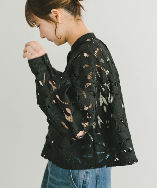 ITEMS URBANRESEARCH（アイテムズ アーバンリサーチ）の「レースクロップドシャツ（シャツ/ブラウス・レディース・ホワイト/ブラック・FREE）」の3枚目の写真