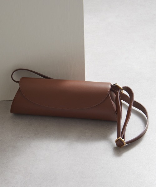 AULENTTI（オウレンティ）の「【AULENTTI】追加入荷 / ワイドショルダー ロールフラップバッグ ST-Y02-L-RU（ショルダーバッグ・レディース・オフホワイト/ブラウン/ブラック/グレイッシュベージュ・FREE）」の3枚目の写真