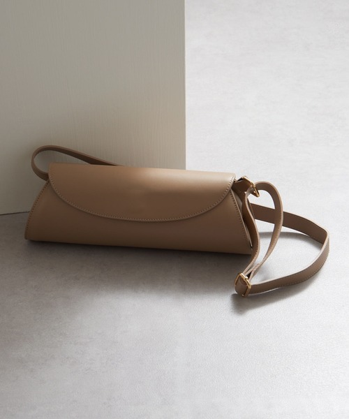 AULENTTI（オウレンティ）の「【AULENTTI】追加入荷 / ワイドショルダー ロールフラップバッグ ST-Y02-L-RU（ショルダーバッグ・レディース・オフホワイト/ブラウン/ブラック/グレイッシュベージュ・FREE）」の4枚目の写真