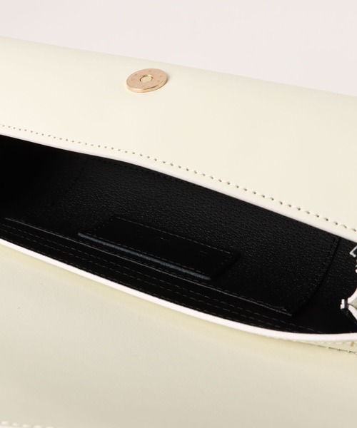 AULENTTI（オウレンティ）の「【AULENTTI】追加入荷 / ワイドショルダー ロールフラップバッグ ST-Y02-L-RU（ショルダーバッグ・レディース・オフホワイト/ブラウン/ブラック/グレイッシュベージュ・FREE）」の11枚目の写真