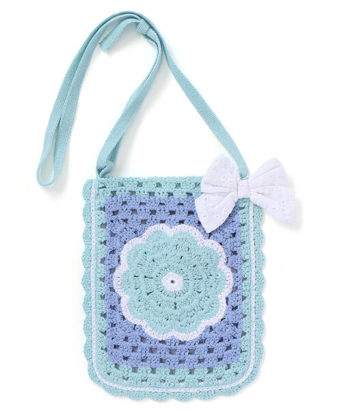 SLAP SLIP（スラップスリップ）の「【絵本コラボ-みつごようせいのおしゃれなドレスやさん-】お花かぎ編みポシェット（ショルダーバッグ・キッズ・ブルー/イエロー・FREE）」の3枚目の写真