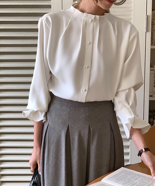 LAFFMO（ラフモ）の「パールボタンタックブラウス（シャツ/ブラウス・レディース・ブラック/グレイッシュベージュ/ホワイト・F）」の4枚目の写真