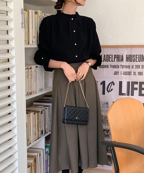 LAFFMO（ラフモ）の「パールボタンタックブラウス（シャツ/ブラウス・レディース・ブラック/グレイッシュベージュ/ホワイト・F）」の15枚目の写真