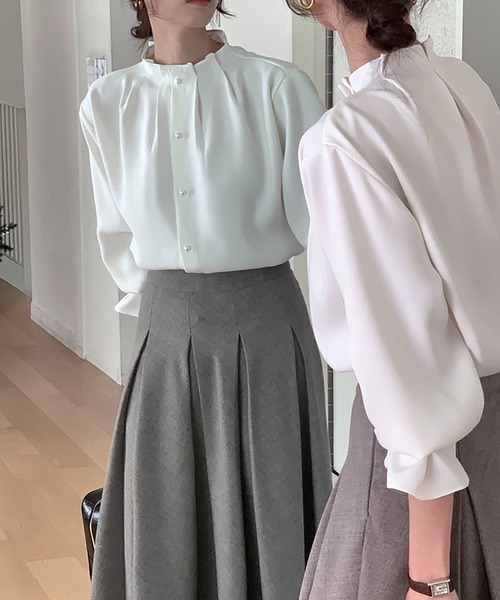 LAFFMO（ラフモ）の「パールボタンタックブラウス（シャツ/ブラウス・レディース・ブラック/グレイッシュベージュ/ホワイト・F）」の11枚目の写真