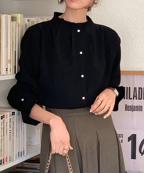 LAFFMO（ラフモ）の「パールボタンタックブラウス（シャツ/ブラウス・レディース・ブラック/グレイッシュベージュ/ホワイト・F）」の13枚目の写真