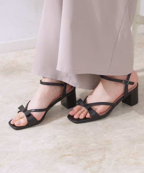 couture brooch（クチュールブローチ）の「リボンデザインサンダル（サンダル・レディース・オフホワイト/ブラック・35/30/45）」の3枚目の写真
