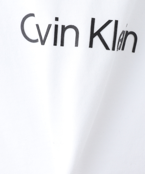 Calvin Klein(カルバン・クライン)の「Calvin Klein / カルバン クライン SS RLXD STANDARD LOGO CREWN 47A220G(Tシャツ/カットソー・レディース・ホワイト/ブラック・MEDIUM/SMALL)」の5枚目の写真