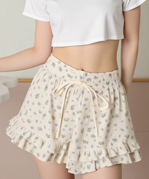 .KOM(ドットコム)の「A'GEM/9 × .kom 『.KOM/ドットケーオーエム』花柄フリルショートパンツ(その他パンツ・レディース・グレー/アイボリー・FREE)」の2枚目の写真
