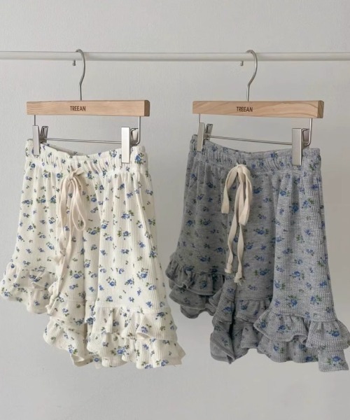 .KOM(ドットコム)の「A'GEM/9 × .kom 『.KOM/ドットケーオーエム』花柄フリルショートパンツ(その他パンツ・レディース・グレー/アイボリー・FREE)」の6枚目の写真