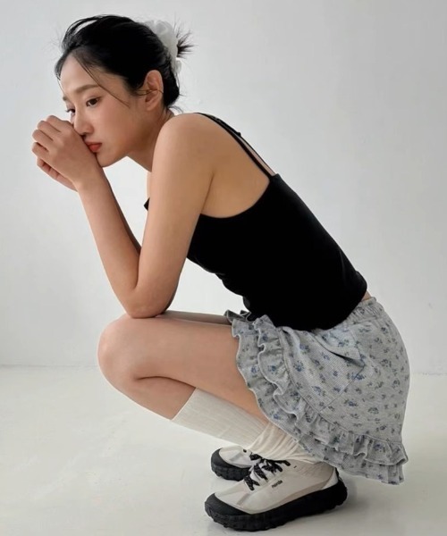 .KOM(ドットコム)の「A'GEM/9 × .kom 『.KOM/ドットケーオーエム』花柄フリルショートパンツ(その他パンツ・レディース・グレー/アイボリー・FREE)」の3枚目の写真